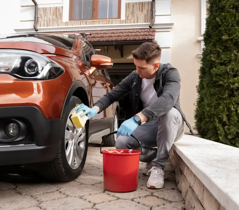 Lavage auto à domicile Rimeize : professionnel intervenant sur un véhicule